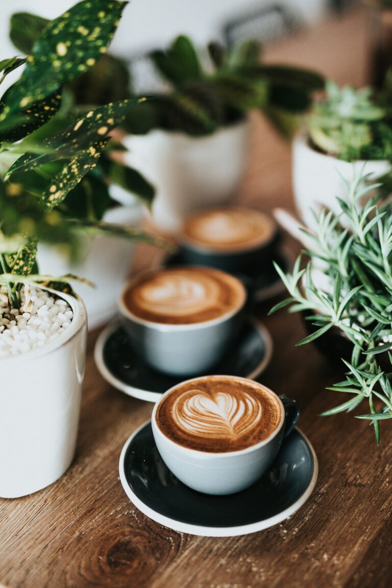 koppen koffie op houten toonbank