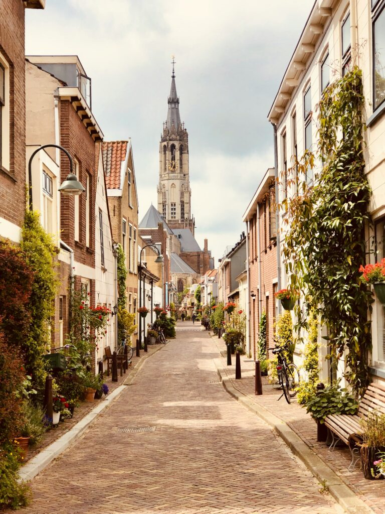 winkelstraat in centrum met kerk