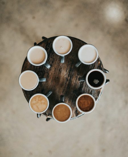proeverij kopjes met verschillende koffie proeverij kopjes met verschillende koffie